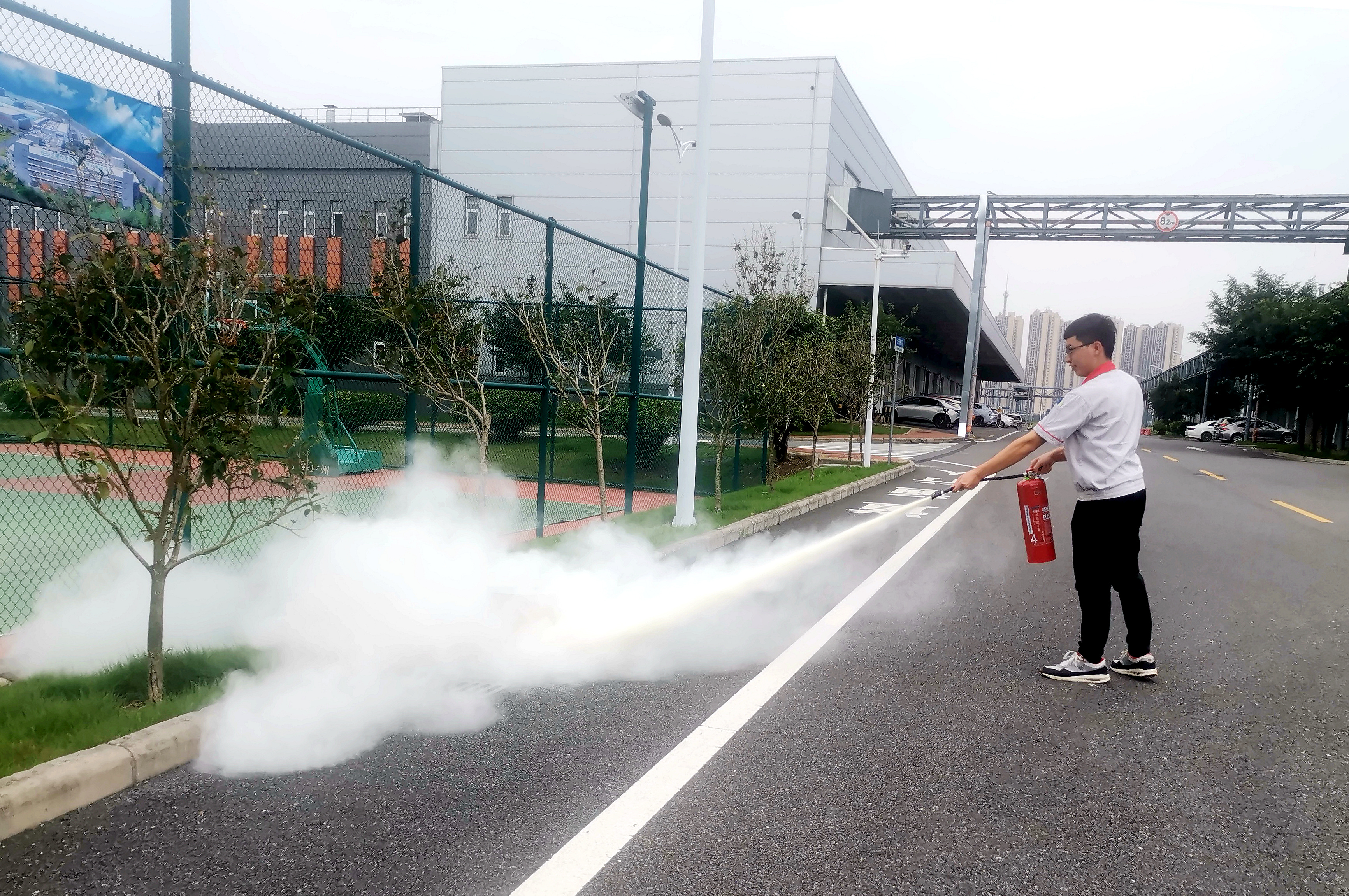 预防为主 实战练兵|广州检验中心联合新塘消防开展油站灭火救援演练3.jpg