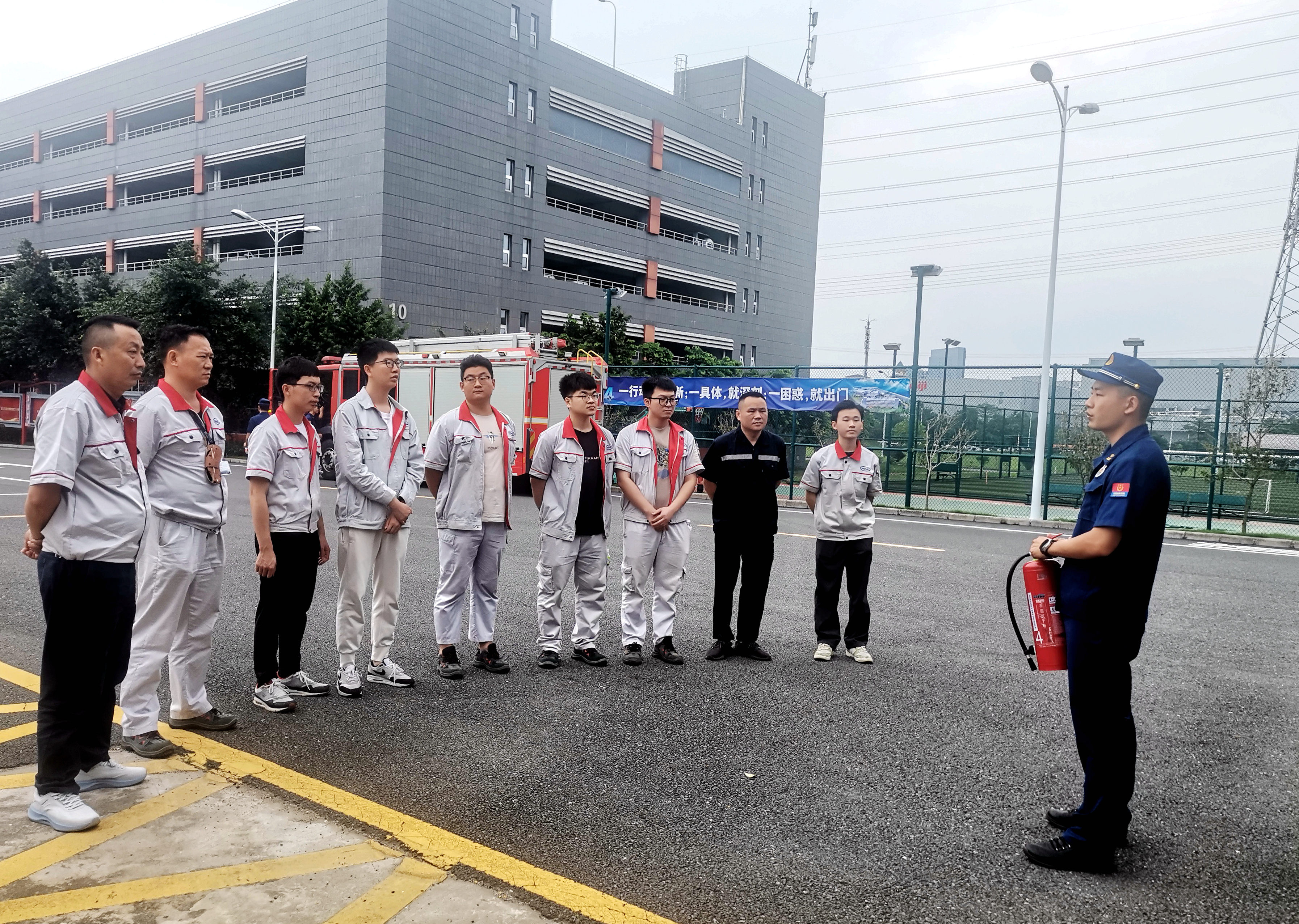 预防为主 实战练兵|广州检验中心联合新塘消防开展油站灭火救援演练1.jpg