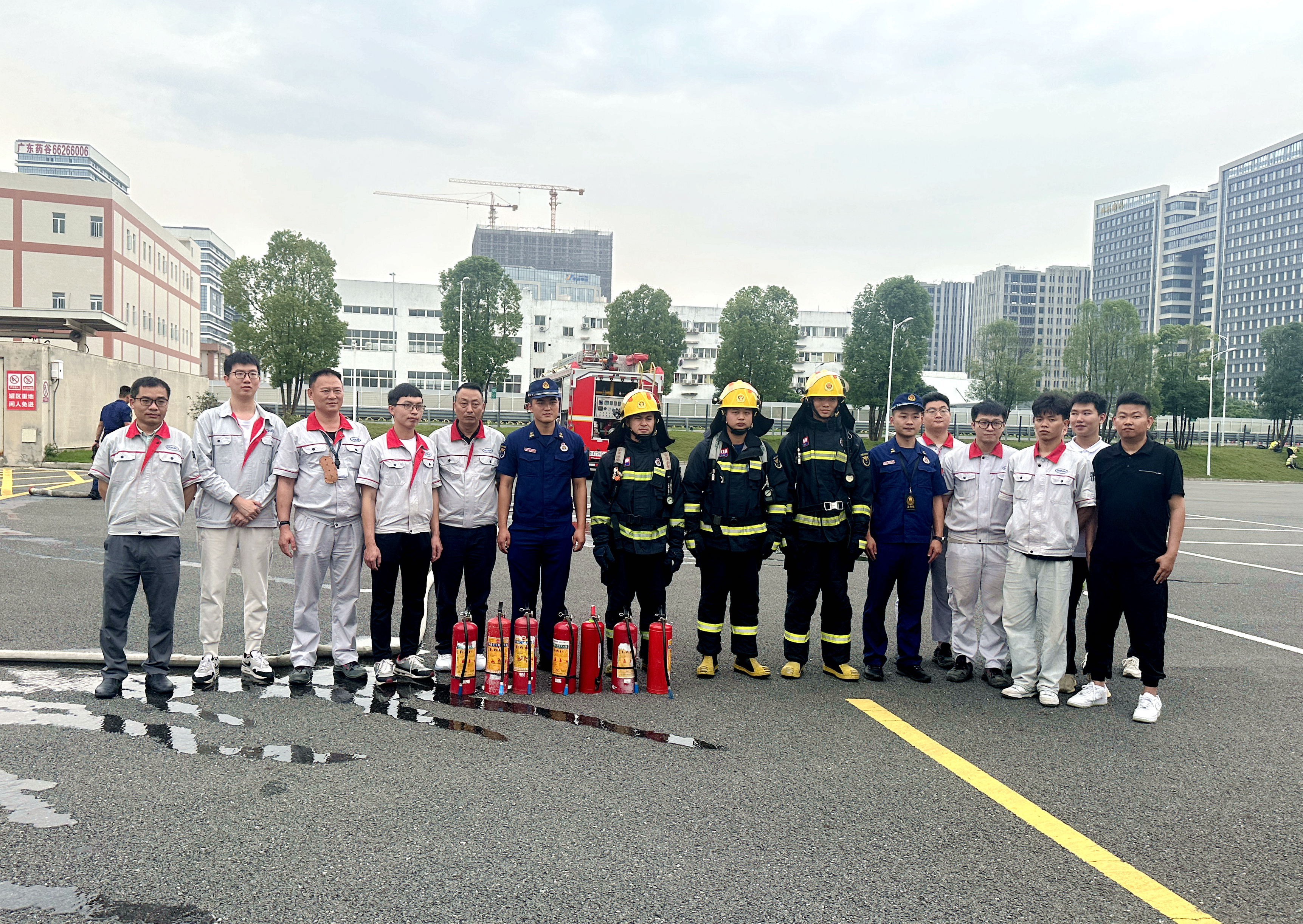 预防为主 实战练兵|广州检验中心联合新塘消防开展油站灭火救援演练4.jpg