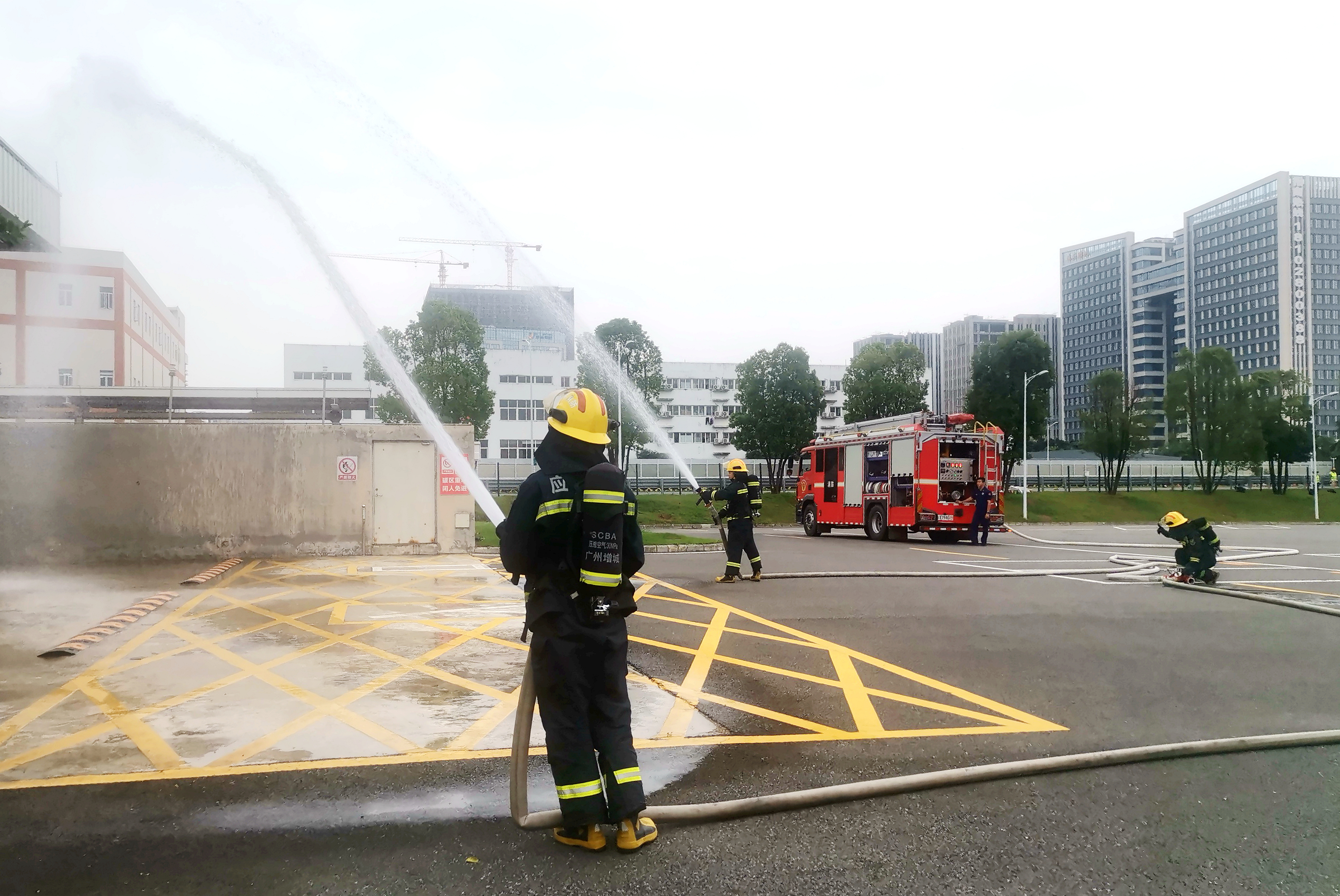 预防为主 实战练兵|广州检验中心联合新塘消防开展油站灭火救援演练2.jpg