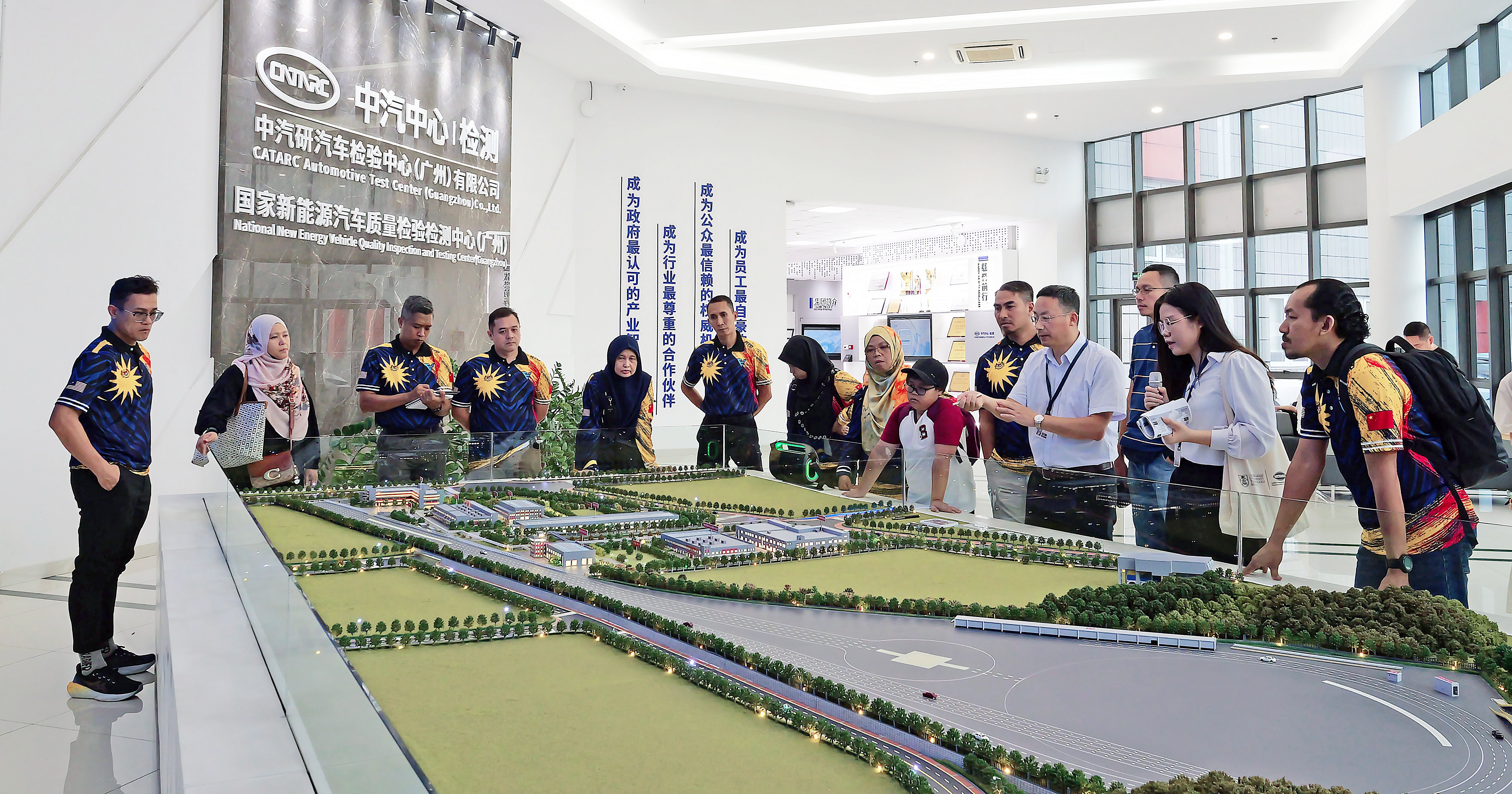 马来西亚交通部道路运输司、马来西亚交通研究院到访广州检验中心2.jpg