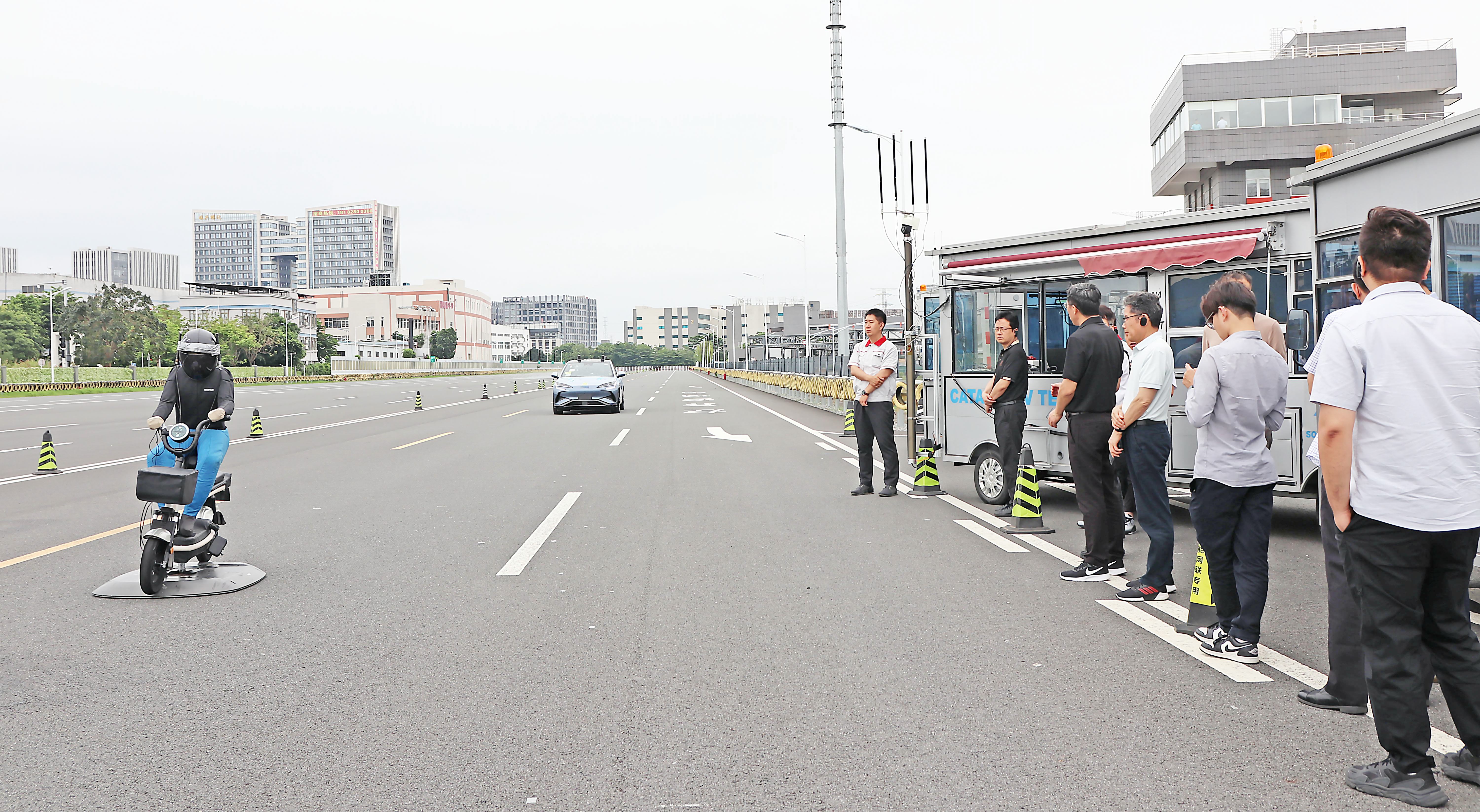 廣州檢驗(yàn)中心牽頭承擔(dān)的“自動(dòng)駕駛整車及零部件性能測試關(guān)鍵技術(shù)研究”項(xiàng)目通過驗(yàn)收2.jpg 廣州檢驗(yàn)中心牽頭承擔(dān)的“自動(dòng)駕駛整車及零部件性能測試關(guān)鍵技術(shù)研究”項(xiàng)目通過驗(yàn)收2.jpg