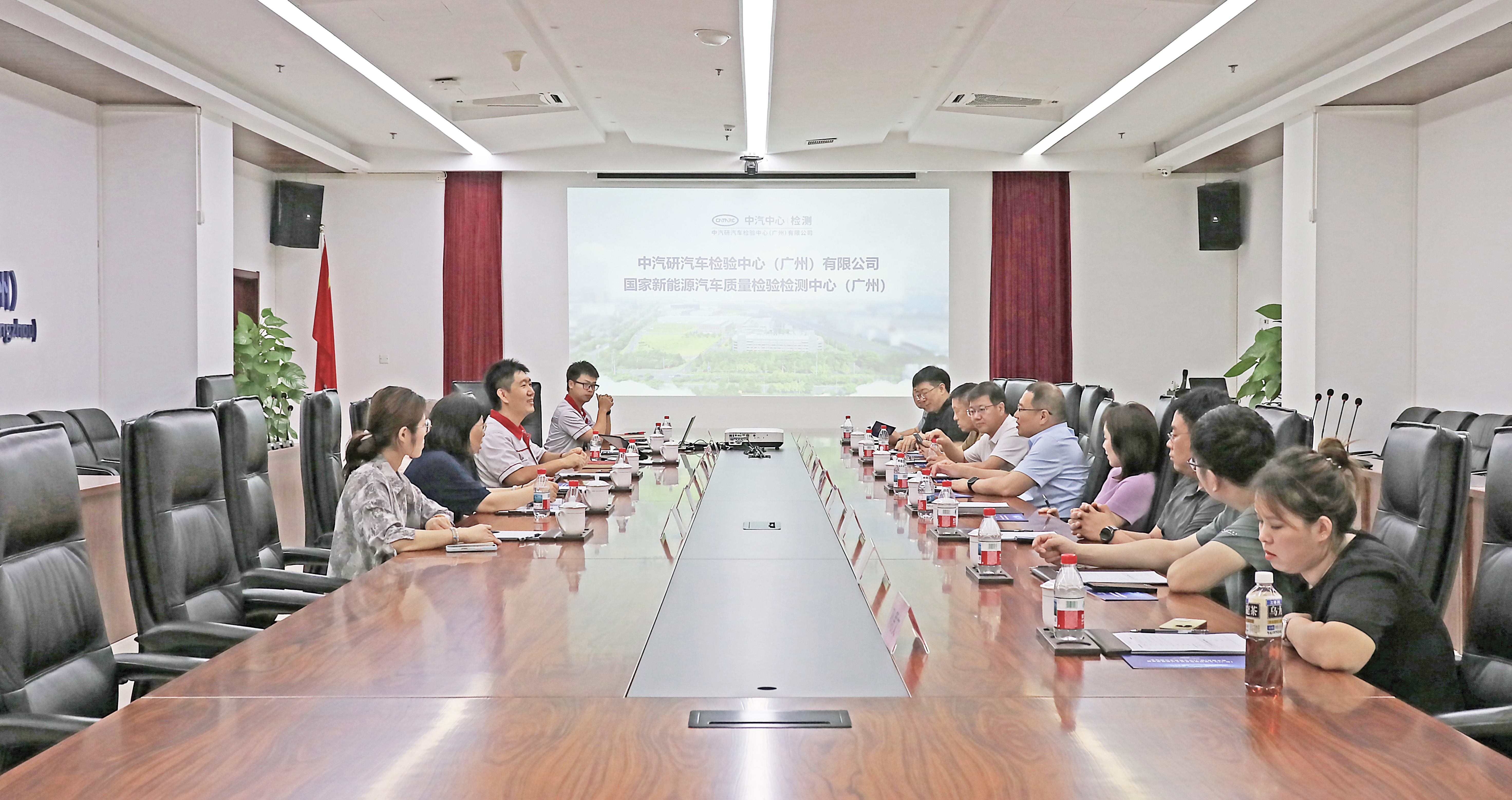 吉林大學(xué)汽車工程學(xué)院一行到訪廣州檢驗中心1.jpg 吉林大學(xué)汽車工程學(xué)院一行到訪廣州檢驗中心1.jpg