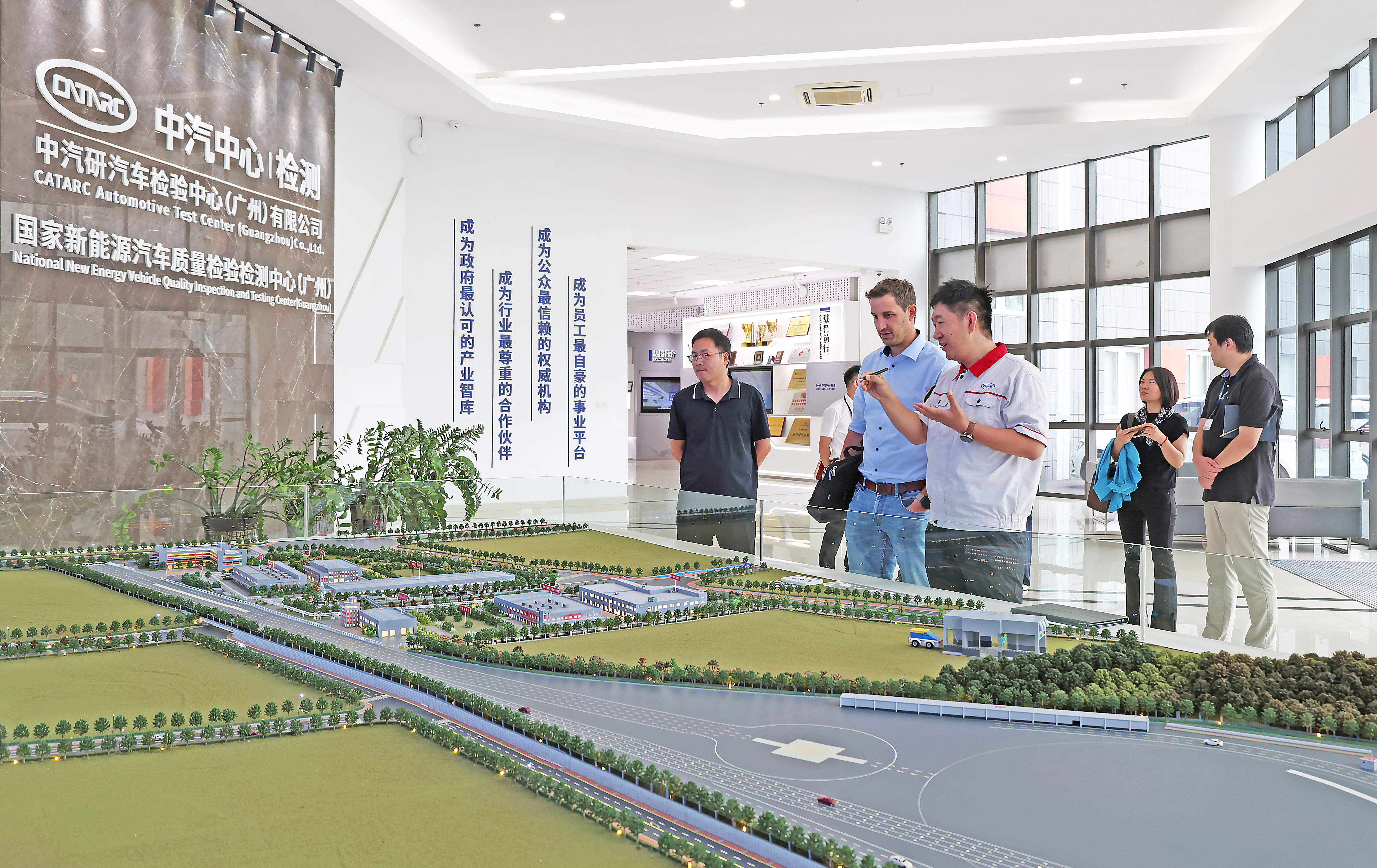 Dekra德凱集團一行到訪廣州檢驗中心2.jpg Dekra德凱集團一行到訪廣州檢驗中心2.jpg