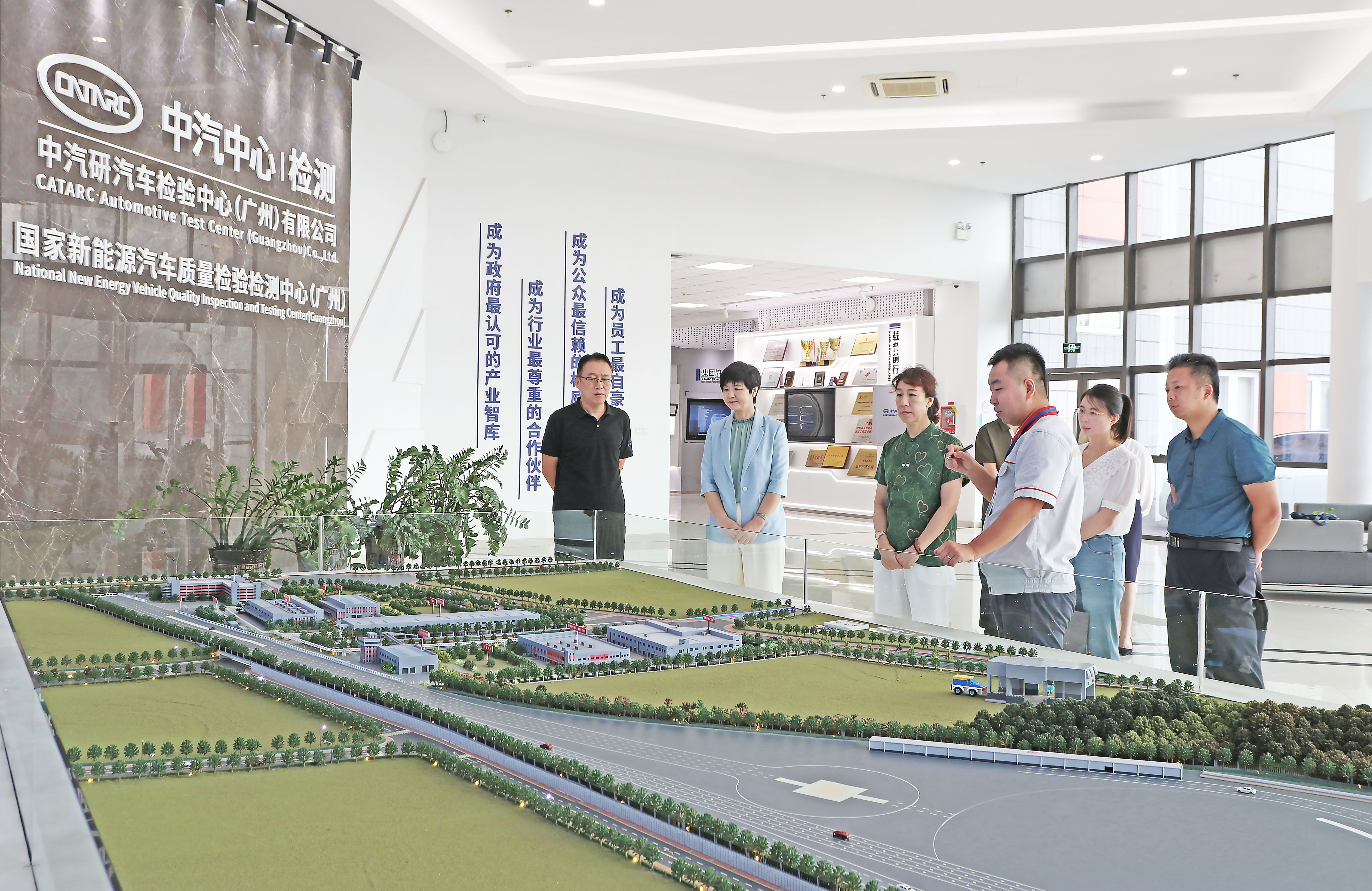 国家市场监督管理总局发展研究中心一行到访广州检验中心1.jpg